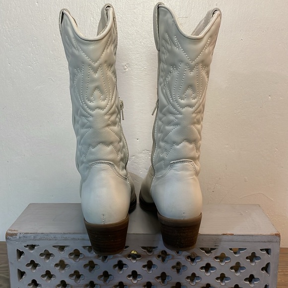 #0203 Steve Madden Western Style Zippered Boot Round Toe 2 inch Heel - Picture 7 of 8